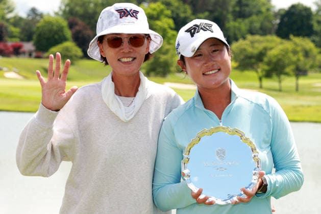 Dow Championship Midland, MI - JUNE 14: Winner Gina Kim of the United States poses with the trophy and a family member during the award ceremony at the conclusion of the final round of the Dow Championship at Midland Country Club on June 14, 2026 in Midland, Michigan. Midland Michigan United States  Copyright: xAmyxLemusx originalFilename:lemus-dowchamp260614_npGSH.jpg