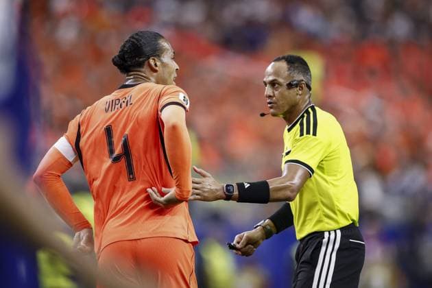 ARLINGTON - (lr) Virgil van Dijk of the Netherlands and referee Ismail Elfath during the FIFA 2026 World Cup Group F match between the Netherlands and Japan at Dallas Stadium on June 14, 2026, in Arlington, United States. ROBIN VAN LONKHUIJSEN ANP FIFA World Cup, WM, Weltmeisterschaft, Fussball 2026 2026 xVIxANPxSportx xxANPxIVx 561022463 originalFilename: 561022463.jpg