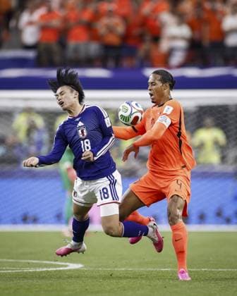 ARLINGTON - (lr) Ayase Ueda of Japan and Virgil van Dijk of the Netherlands during the FIFA 2026 Group F match between the Netherlands and Japan at Dallas Stadium on June 14, 2026, in Arlington, United States. ROBIN VAN LONKHUIJSEN ANP FIFA World Cup, WM, Weltmeisterschaft, Fussball 2026 2026 xVIxANPxSportx xxANPxIVx 561022477 originalFilename: 561022477.jpg