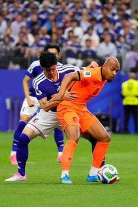 Netherlands v Japan: Group F - FIFA World Cup, WM, Weltmeisterschaft, Fussball 2026 Donyell Malen of Netherlands and Shogo Taniguchi of Japan compete for the ball during the FIFA World Cup 2026 Group F match between Netherlands and Japan at Dallas Stadium on June 14, 2026 in Dallas, Texas. Dallas TX United States  Copyright: xJosexBretonx originalFilename:bretonhernandez-netherla260614_npEra.jpg