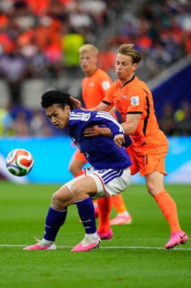 Netherlands v Japan: Group F - FIFA World Cup, WM, Weltmeisterschaft, Fussball 2026 Ayase Ueda of Japan and Frenkie De Jong of Netherlands compete for the ball during the FIFA World Cup 2026 Group F match between Netherlands and Japan at Dallas Stadium on June 14, 2026 in Dallas, Texas. Dallas TX United States  Copyright: xJosexBretonx originalFilename:bretonhernandez-netherla260614_np9oM.jpg