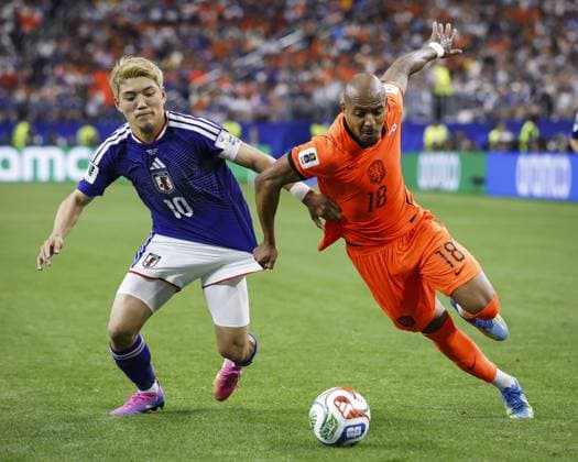 ARLINGTON - (lr) Ritsu Doan of Japan and Donyell Malen of the Netherlands during the FIFA 2026 World Cup Group F match between the Netherlands and Japan at Dallas Stadium on June 14, 2026, in Arlington, United States. ROBIN VAN LONKHUIJSEN ANP FIFA World Cup, WM, Weltmeisterschaft, Fussball 2026 2026 xVIxANPxSportx xxANPxIVx 561023737 originalFilename: 561023737.jpg