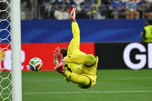 FIFA World Cup, WM, Weltmeisterschaft, Fussball 2026 - Netherlands vs Japan Goalkeeper Zion Suzuki of Japan concedes the 1-0 goal during the FIFA World Cup 2026 group stage match Netherlands against Japan, in Dallas, Texas, USA, 14 June 2026. DALLAS United States  Copyright: xALBERTxPENAx