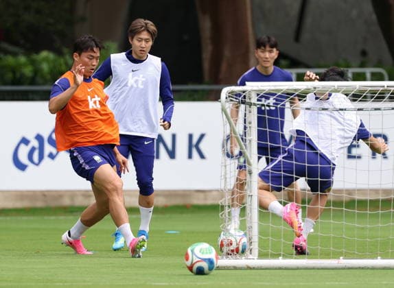 FIFA World Cup, WM, Weltmeisterschaft, Fussball 2026 - South Korea training session Oh Hyeon-gyu (L), Lee Kang-in (2-L) and other members of the South Korean men s national football team train at their camp in Zapopan, near Guadalajara, Mexico, 14 June 2026. The team prepares for its second Group A match against Mexico at the FIFA 2026 World Cup, which takes place in four days. Zapopan Mexico  Copyright: xYONHAPx
