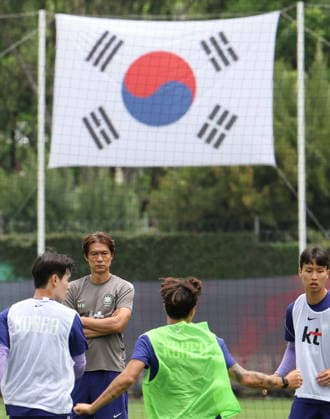 FIFA World Cup, WM, Weltmeisterschaft, Fussball 2026 - South Korea training session Hong Myung-bo (rear), head coach of the South Korean men s national football team, looks on during a training session at the team s camp in Zapopan, near Guadalajara, Mexico, 14 June 2026 The team prepares for its second Group A match against Mexico at the FIFA 2026 World Cup, which takes place in four days. Zapopan Mexico  Copyright: xYONHAPx