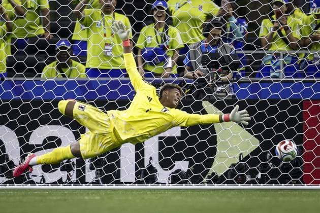 ARLINGTON - (lr) Japan goalkeeper Zion Suzuki tries in vain to stop a shot from Virgil van Dijk or the Netherlands, resulting in the 1-0 scoreline during the 2026 FIFA World Cup, WM, Weltmeisterschaft, Fussball Group F match between the Netherlands and Japan at Dallas Stadium on June 14, 2026, in Arlington, United States. ROBIN VAN LONKHUIJSEN ANP FIFA World Cup 2026 2026 xVIxANPxSportx xxANPxIVx 561023894 originalFilename: 561023894.jpg