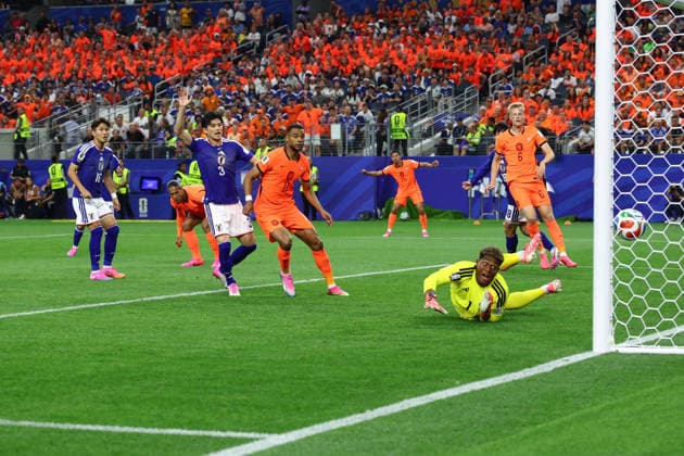 FIFA World Cup, WM, Weltmeisterschaft, Fussball 2026: Netherlands v Japan DALLAS, USA - 14th June 2026: Virgil Van Dijk of Netherlands scores his side s first goal past Zion Suzuki of Japan during the FIFA World Cup 2026 Group F match between Netherlands and Japan at Dallas Stadium Dallas Dallas Stadium United States of America Copyright: xCraigxMercerx xPeakxActionxPhotosx