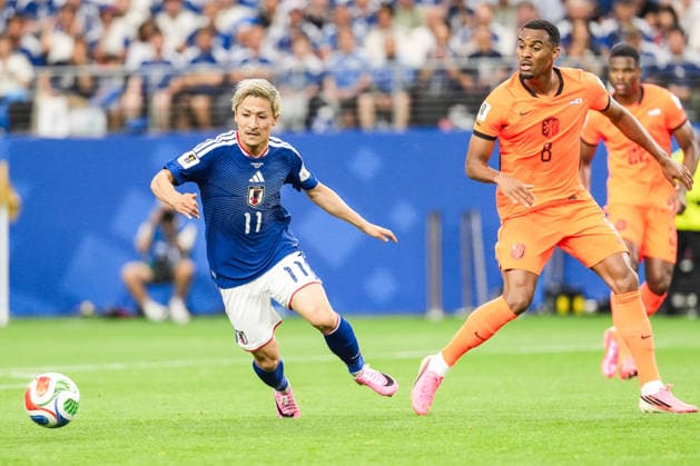 Ryan Gravenberch of Netherlands (R) passes the ball under pressure from Daizen Maeda of Japan (L) during a FIFA Men’s World Cup 2026 Group Stage football match between Netherlands and Japan at Dallas Stadium, in East Rutherford on June 14th 2026 (Photo by Alexandra Fechete SPP)  Copyright: xAlexandraxFechete SPPx Sportspressphoto_SPR166527