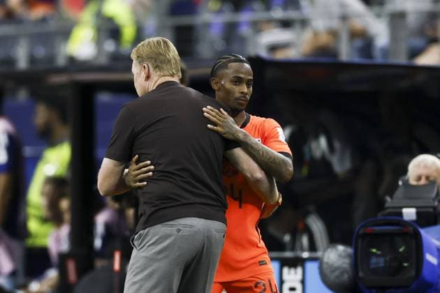 ARLINGTON - (lr) Crysencio Summerville of Netherlands coach Ronald Koeman during the FIFA 2026 Group F match between the Netherlands and Japan at Dallas Stadium on June 14, 2026, in Arlington, United States. KOEN VAN WEEL ANP FIFA World Cup, WM, Weltmeisterschaft, Fussball 2026 2026 xVIxANPxSportx xxANPxIVx 561025332 originalFilename: 561025332.jpg