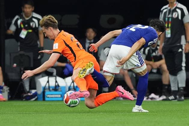 Takehiro Tomiyasu of Japan tackled Frenkie de Jong of Netherlands Netherlands v Japan, 2026 FIFA World Cup, WM, Weltmeisterschaft, Fussball Group F, Football, Dallas Stadium, Arlington, Texas, USA - 14 Jun 2026Arlington Dallas Stadium Texas (TX) United States of America EDITORIAL USE ONLY No use with unauthorised audio, video, data, fixture lists, club league logos or live services. Online in-match use limited to 120 images, no video emulation. No use in betting, games or single club league player publications.  Copyright: xIsmaelxAdnan Shutterstockx 16927680dr