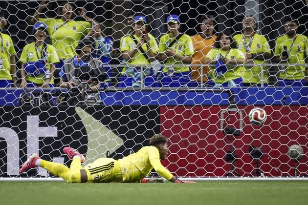 ARLINGTON - (lr) Japan goalkeeper Zion Suzuki tries in vain to stop a shot from Virgil van Dijk or the Netherlands, resulting in the 1-0 scoreline during the 2026 FIFA World Cup, WM, Weltmeisterschaft, Fussball Group F match between the Netherlands and Japan at Dallas Stadium on June 14, 2026, in Arlington, United States. ROBIN VAN LONKHUIJSEN ANP FIFA World Cup 2026 2026 xVIxANPxSportx xxANPxIVx 561025571 originalFilename: 561025571.jpg