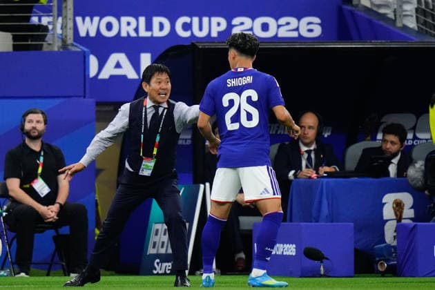 June 15, 2026, Dallas, Texas, United States: Hajime Moriyasu, head coach of Japan, talk to Kento Shiogai of Japan during the FIFA World Cup, WM, Weltmeisterschaft, Fussball 2026 Group F match between Netherlands and Japan at Dallas Stadium on June 14, 2026 in Dallas, Texas. Netherlands V Japan: Group F - FIFA World Cup 2026  - ZUMAa181 20260615_zaa_a181_008 Copyright: xJosexBretonx