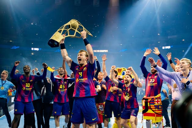 Cologne, 12 05 2026, Handball, Men, EHF Champions League Men 2025 26, Final, FC Barcelona Füchse Berlin Jonathan Carlsbogard FC Barcelona, 9 cheers with trophy towards fans