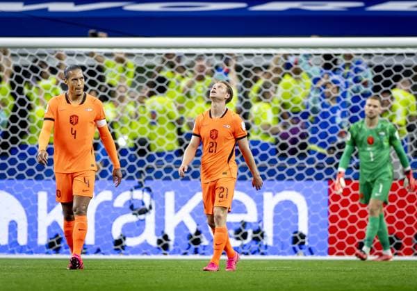 ARLINGTON - (lr) Virgil van Dijk for the Netherlands and Frenkie de Jong for the Netherlands, Netherlands goalkeeper Bart Verbruggen disappointment after the 2-2 draw during the FIFA 2026 Group F match between the Netherlands and Japan at Dallas Stadium on June 14, 2026, in Arlington, United States. KOEN VAN WEEL ANP FIFA World Cup, WM, Weltmeisterschaft, Fussball 2026 2026 xVIxANPxSportx xxANPxIVx 561031248 originalFilename: 561031248.jpg