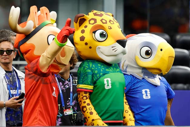 A photograph showing the official mascots of the 2026 FIFA World Cup, WM, Weltmeisterschaft, Fussball Maple (L), Zayu (C), and Clutch (R) prior to a Group F match between the Netherlands and Japan at AT&T Stadium in Arlington, United States, 14 June 2026. FIFA World Cup 2026 - Group F - Netherlands vs Japan !ACHTUNG: NUR REDAKTIONELLE NUTZUNG!  Copyright: xSebastiánxMariscalx GR7309 20260614-55020596923_1