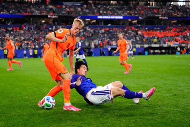 Netherlands v Japan: Group F - FIFA World Cup, WM, Weltmeisterschaft, Fussball 2026 Ayase Ueda of Japan and Jan Paul Van Hecke of Netherlands compete for the ball during the FIFA World Cup 2026 Group F match between Netherlands and Japan at Dallas Stadium on June 14, 2026 in Dallas, Texas. Dallas TX United States  Copyright: xJosexBretonx originalFilename:bretonhernandez-netherla260614_npp6R.jpg