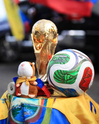 Fußball FIFA Fussball-Weltmeisterschaft Gruppe E Elfenbeinküste gegen Ecuador 14. Juni 2026 FIFA Fussball-Weltmeisterschaft Gruppe E Elfenbeinküste gegen Ecuador Eine nachgebildete Weltmeisterschaftstrophäe mit einem Spielball Foto Simon Stacpoole Abseits Philadelphia USA  Copyright: xSimonxStacpoolexOffside