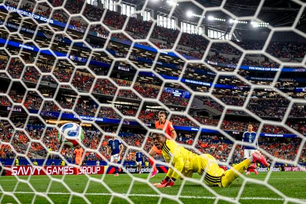 DALLAS Japan goalkeeper Zion Suzuki sees Virgil van Dijk or the Netherlands header go into the net 1 0 during Netherlands vs Japan at the 2026 World Cup at AT T Stadium on June 14, 2026, in Dallas, United States Photo by Stefan Koops EYE4IMAGES DeFodi Images