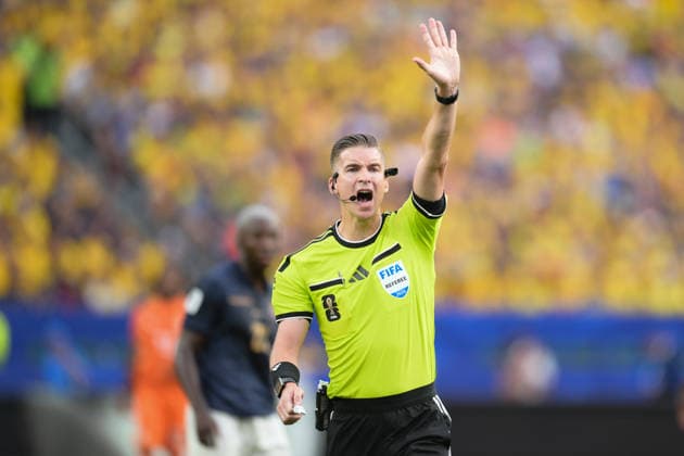 Soccer, World Cup 2026, 20260614, Ivory Coast Ecuador In the picture Referee Francois LETEXIER France , counts down Philadelphia Philadelphia Stadium Pennsylvania United States of America Copyright: Passion2Press MarkusxFischerx