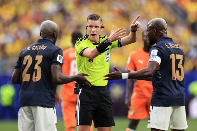 Fußball FIFA-Weltpokal Gruppe E Elfenbeinküste gegen Ecuador 14. Juni 2026 FIFA-Weltpokal Gruppe E Elfenbeinküste gegen Ecuador Schiedsrichter Francois Letexier im Gespräch mit Moises Caicedo (Ecuador) und Enner Valencia (Ecuador) Foto Simon Stacpoole Abseits Philadelphia USA  Copyright: xSimonxStacpoolexOffside