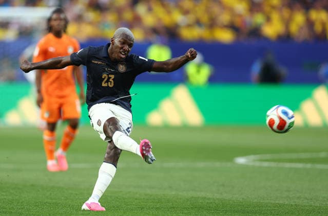 Philadelphia, USA, 14th June 2026. Moises Caicedo of Ecuador shoots at goal but fails to score during the Ivory Coast vs Ecuador FIFA World Cup, WM, Weltmeisterschaft, Fussball match at Lincoln Financial Field, Philadelphia. Picture credit should read: Paul Terry Sportimage EDITORIAL USE ONLY. No use with unauthorised audio, video, data, fixture lists, club league logos or live services. Online in-match use limited to 120 images, no video emulation. No use in betting, games or single club league player publications. SPI_044_PT_Ivory_Coast_Ecuador SPI-4836-0044