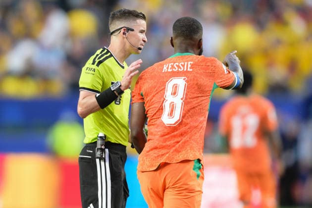 Soccer, World Cup 2026, 20260614, Ivory Coast Ecuador Pictured from l Referee Francois LETEXIER France , Franck KESSIE Ivory Coast, 8 Philadelphia Philadelphia Stadium Pennsylvania United States of America Copyright: Passion2Press MarkusxFischerx