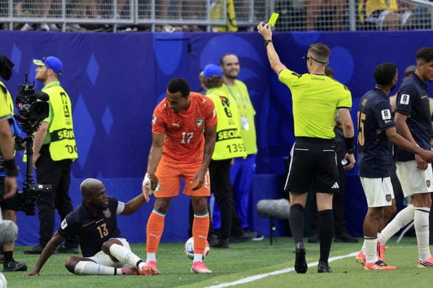 FIFA World Cup, WM, Weltmeisterschaft, Fussball 2026 - Group E - Ivory Coast vs Ecuador Referee Francois Letexier (R) shows a yellow card to Guela Doue of Ivory Coast (2-L) for his foul on Enner Valencia of Ecuador (L) during the FIFA World Cup 2026 group stage match Ivory Coast against Ecuador, in Philadelphia, Pennsylvania, USA, 14 June 2026. PHILADELPHIA United States  Copyright: xSHAWNxTHEWx