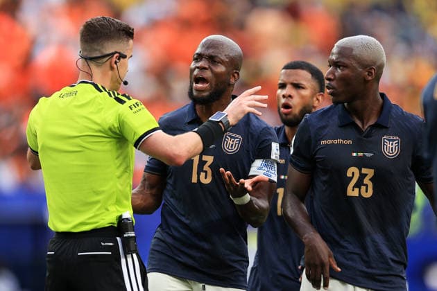 Fußball FIFA-Weltpokal Gruppe E Elfenbeinküste gegen Ecuador 14. Juni 2026 FIFA-Weltpokal Gruppe E Elfenbeinküste gegen Ecuador Enner Valencia (Ecuador) und Moises Caicedo (Ecuador) streiten sich mit Schiedsrichter Francois Letexier Foto Simon Stacpoole Abseits Philadelphia USA  Copyright: xSimonxStacpoolexOffside