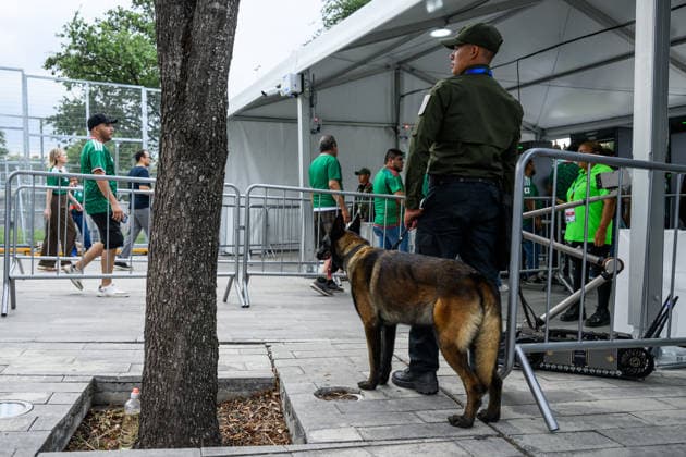 260614 A security officer outside of Estadio Monterrey ahead of the FIFA World Cup 2026 football match between Sweden and Tunisia on June 14, 2026 in Monterrey Photo Joel Marklund BILDBYRAN kod JM PA1234 bbeng fotboll football soccer fotball vm fotbolls vm fotbolls vm vm 2026 fifa world cup 2026 sverige sweden sverige a tunisien tunisia security polis  Copyright: JOELxMARKLUND BB260614JM051