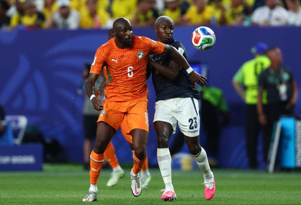 Philadelphia, USA, 14th June 2026. Seko Fofana of Ivory Coast and Moises Caicedo of Ecuador challenge for the ball during the Ivory Coast vs Ecuador FIFA World Cup, WM, Weltmeisterschaft, Fussball match at Lincoln Financial Field, Philadelphia. Picture credit should read: Paul Terry Sportimage EDITORIAL USE ONLY. No use with unauthorised audio, video, data, fixture lists, club league logos or live services. Online in-match use limited to 120 images, no video emulation. No use in betting, games or single club league player publications. SPI_057_PT_Ivory_Coast_Ecuador SPI-4836-0057