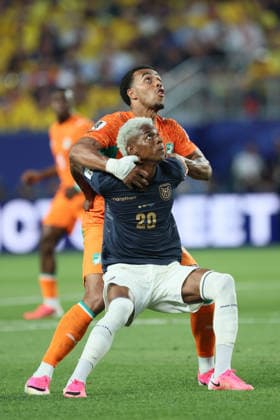 Cote D Ivoire v Ecuador: Group E - FIFA World Cup, WM, Weltmeisterschaft, Fussball 2026 Nilson Angulo of Ecuador and Guela Doue of Cote D Ivoire challenge during the FIFA World Cup 2026 Group E match between Cote D Ivoire and Ecuador at Philadelphia Stadium on June 14, 2026 in Philadelphia, United States. WARNING! This Photograph May Only Be Used For Newspaper And Or Magazine Editorial Purposes. May Not Be Used For Publications Involving 1 player, 1 Club Or 1 Competition Without Written Authorisation From Football DataCo Ltd. For Any Queries, Please Contact Football DataCo Ltd on +44 (0) 207 864 9121 Philadelphia Philadelphia Stadium PA United States Copyright: xAllstarxPicturexLibraryxLtdx