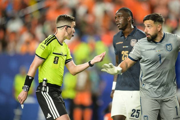 Soccer, World Cup 2026, 20260614, Ivory Coast Ecuador Pictured from l Referee Francois LETEXIER France , Goalkeeper Hernan GALINDEZ Ecuador, 1 Philadelphia Philadelphia Stadium Pennsylvania United States of America Copyright: Passion2Press MarkusxFischerx
