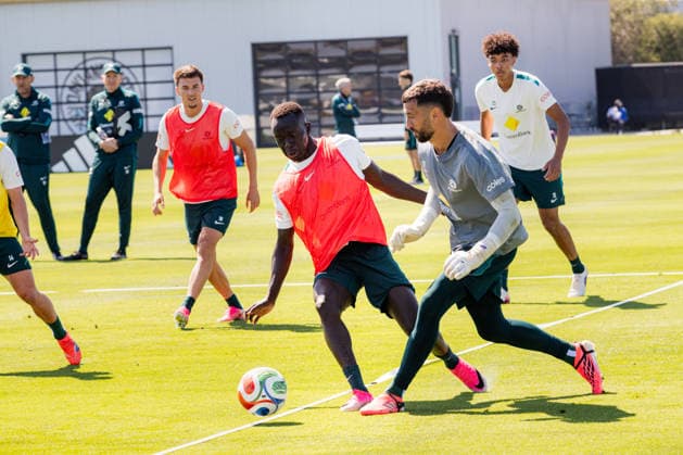 SOCCER AUSTRALIA TRAINING, Socceroos player Awer Mabil with player Paul Izzo seen during a training session at the Oakland Roots Sports Club in Alameda, California, United States, Sunday, June 14, 2026. ( NO ARCHIVING Alameda California United States  Copyright: xJasonxHenryx 20260615114079986451
