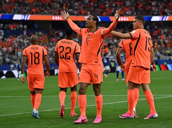 (260615) -- DALLAS, June 15, 2026 -- Virgil van Dijk (2nd R) of the Netherlands celebrates during the group F match between the Netherlands and Japan at the 2026 FIFA World Cup, WM, Weltmeisterschaft, Fussball at the Dallas Stadium in Dallas, the United States, on June 14, 2026. ) (SP)U.S.-DALLAS-FOOTBALL-FIFA WORLD CUP-GROUP F-NED VS JPN WuxXiaoling 