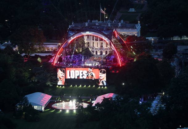 US President Trump Hosts UFC Freedom 250 at the White House The UFC Freedom 250 fight on the South Lawn of the White House is seen from the top of the Washington Monument in Washington, DC, USA, 14 June 2026. President Trump is hosting a series of Ultimate Fighting Championship matches on his 80th birthday, which the White House is calling a once-in-a-generation celebration of the American fighting spirit. Washington, DC DC United States  Copyright: xWINxMcNAMEEx xPOOLx