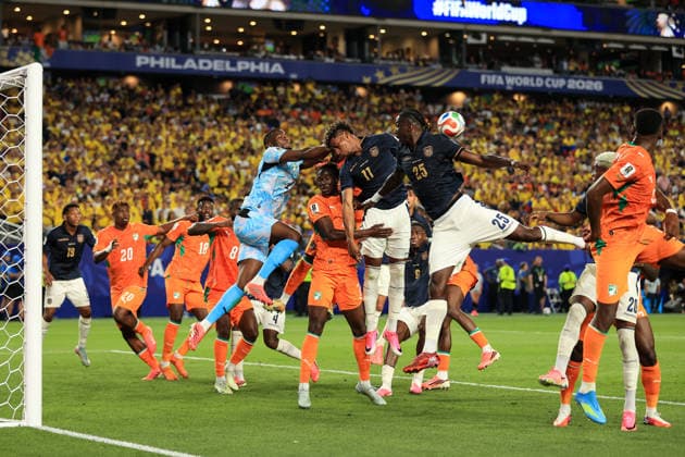 Fußball FIFA Fussball-Weltmeisterschaft Gruppe E Elfenbeinküste gegen Ecuador 14. Juni 2026 FIFA Fussball-Weltmeisterschaft Gruppe E Elfenbeinküste gegen Ecuador Torhüter Yahia Fofana von der Elfenbeinküste schlägt den Ball weg Foto Simon Stacpoole Abseits Philadelphia USA  Copyright: xSimonxStacpoolexOffside