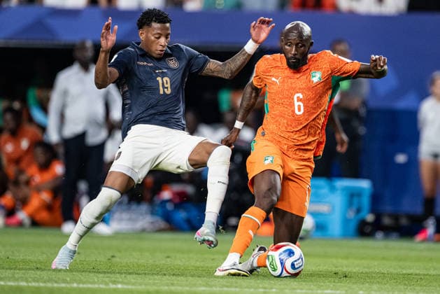Seko Fofana of Côte d Ivoire and Gonzalo Plata of Ecuadorfight for possession during the FIFA World Cup, WM, Weltmeisterschaft, Fussball 2026 Group E match between Ecuador and Ivory Coast at Philadelphia Stadium on June 14th, 2026. (Photo by Riquelve Nata Sports Press Photo)  Copyright: xRiquelvexNata SportsxPressxPhotox Sportspressphoto_SPR167108