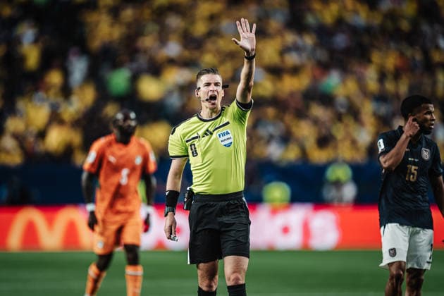 Soccer Men FIFA World Cup 2026 Group E Ivory Coast vs Ecuador 14 06 2026 Referee Francois Letexier France counts a countdown time match Philadelphia Philadelphia Stadium Pennsylvania United States of America
