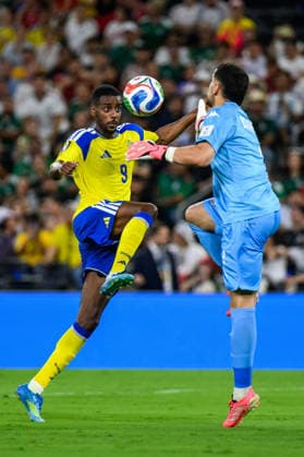 260614 Alexander Isak of Sweden and goalkeeper Mouhib Chamakh of Tunisia during the FIFA World Cup 2026 football match between Sweden and Tunisia on June 14, 2026 in Monterrey Photo Joel Marklund BILDBYRAN kod JM PA1234 bbeng fotboll football soccer fotball vm fotbolls vm fotballs vm fotbolls vm 2026 fifa world cup 2026 sverige sweden sverige a tunisien tunisia  Copyright: JOELxMARKLUND BB260614JM129