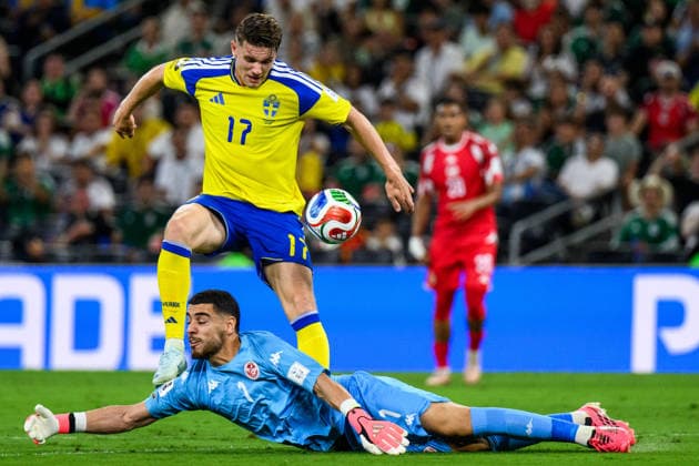 260614 Viktor Gyökeres of Sweden and goalkeeper Mouhib Chamakh of Tunisia during the FIFA World Cup 2026 football match between Sweden and Tunisia on June 14, 2026 in Monterrey Photo Joel Marklund BILDBYRAN kod JM PA1234 bbeng fotboll football soccer fotball vm fotbolls vm fotballs vm fotbolls vm 2026 fifa world cup 2026 sverige sweden sverige a tunisien tunisia  Copyright: JOELxMARKLUND BB260614JM132
