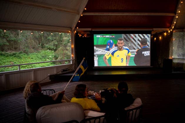260615 Swedish fans watch the FIFA World Cup match between Sweden and Tunisia on a big screen TV in a dance pavilion on June 15, 2026 in Ekerö, Sweden Photo Niklas Larsson BILDBYRAN code NL NL0016 fotboll football soccer fotball vm sverige tunisien bbeng genre Sverige Tunisien folkhemmet storbilds tv  Copyright: NIKLASxLARSSON BB260615NL002