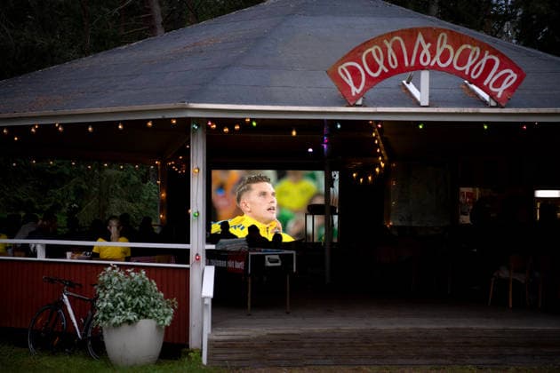 260615 Swedish fans watch the FIFA World Cup match between Sweden and Tunisia on a big screen TV in a dance pavilion on June 15, 2026 in Ekerö, Sweden Photo Niklas Larsson BILDBYRAN code NL NL0016 fotboll football soccer fotball vm sverige tunisien bbeng genre Sverige Tunisien folkhemmet storbilds tv viktor gyökeres  Copyright: NIKLASxLARSSON BB260615NL006