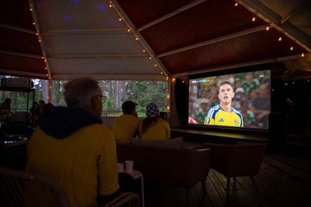 260615 Swedish fans watch the FIFA World Cup match between Sweden and Tunisia on a big screen TV in a dance pavilion on June 15, 2026 in Ekerö, Sweden Photo Niklas Larsson BILDBYRAN code NL NL0016 fotboll football soccer fotball vm sverige tunisien bbeng genre Sverige Tunisien folkhemmet storbilds tv viktor gyökeres  Copyright: NIKLASxLARSSON BB260615NL009