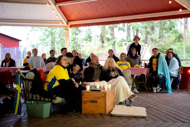 260615 Swedish fans watch the FIFA World Cup match between Sweden and Tunisia on a big screen TV in a dance pavilion on June 15, 2026 in Ekerö, Sweden Photo Niklas Larsson BILDBYRAN code NL NL0016 fotboll football soccer fotball vm sverige tunisien bbeng genre Sverige Tunisien folkhemmet storbilds tv  Copyright: NIKLASxLARSSON BB260615NL011
