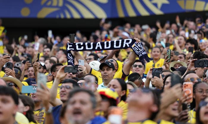 June 14, 2026, Philadelphia, Pennsylvania, USA: Ecuador fans cheer during the June 14th FIFA World Cup, WM, Weltmeisterschaft, Fussball 2026 matchup between CoÂ te d Ivoire and Ecuador at Lincoln Financial Field in Philadelphia, Pennsylvania. Philadelphia USA - ZUMAs325 20260614_zsp_s325_058 Copyright: xJessxStilesx