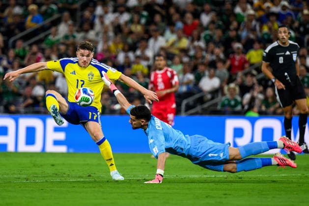 260614 Viktor Gyökeres of Sweden and goalkeeper Mouhib Chamakh of Tunisia during the FIFA World Cup 2026 football match between Sweden and Tunisia on June 14, 2026 in Monterrey Photo Joel Marklund BILDBYRAN kod JM PA1234 bbeng fotboll football soccer fotball vm fotbolls vm fotballs vm fotbolls vm 2026 fifa world cup 2026 sverige sweden sverige a tunisien tunisia  Copyright: JOELxMARKLUND BB260614JM227