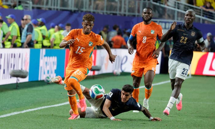 FIFA World Cup, WM, Weltmeisterschaft, Fussball - Ecuador v Ivory Coast Ecuador’s Piero Hincapie battles Ivory Coast’s Amad Diallo during the Soccer World Cup USA 2026 Group E first round game, Ecuador vs Ivory Coast in Lincoln Financial Field, Philadelphia, USA on June 14th 2026. Photo by Henri Szwarc ABACAPRESS.COM Philadelphia United States  Copyright: xSzwarcxHenri ABACAx