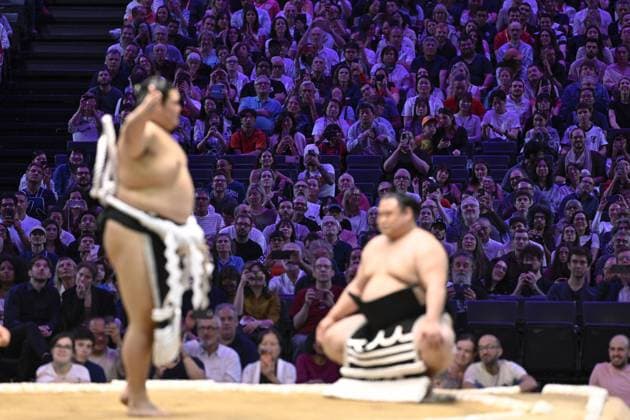 Sumo: Paris tournament Sumo grand champion Onosato (L) performs a ring-entering ritual on the second day of a two-day sumo tournament at Accor Arena in Paris on June 14, 2026.  A14AA0005618743P