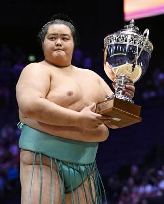 Sumo: Paris tournament Ozeki Kotozakura holds the victor s trophy after winning a two-day exhibition sumo tournament at Accor Arena in Paris on June 14, 2026.  A14AA0005618857P