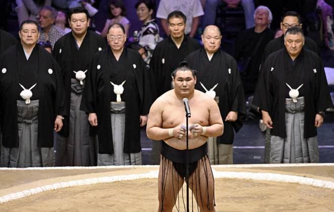 Sumo: Paris tournament Yokozuna Hoshoryu addresses the closing ceremony of a two-day exhibition sumo tournament at Accor Arena in Paris on June 14, 2026.  A14AA0005618867P